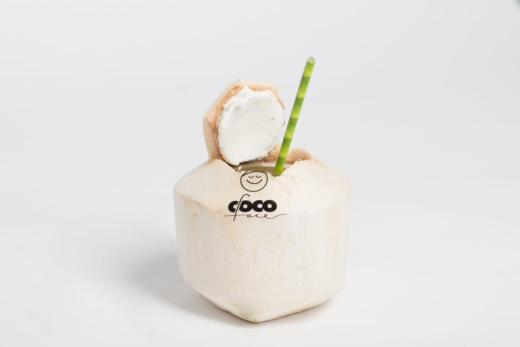 kokos-s-trubochkoy-na-belom-fone