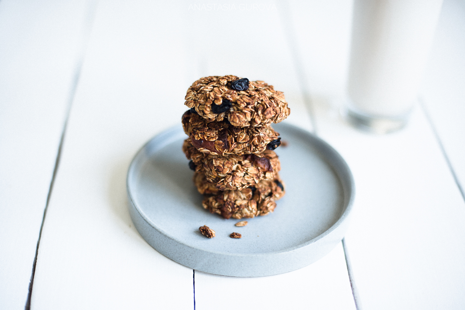 Cookies video. Овсяное печенье с миндалем. Просто кухня овсяное печенье. Овсяное печенье на белой тарелке. Овсяное печенье реклама.