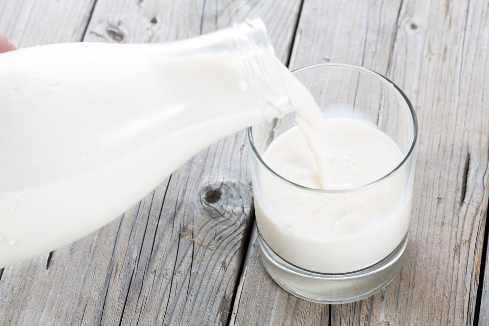 Bottle and glass of milk - Organicwoman.