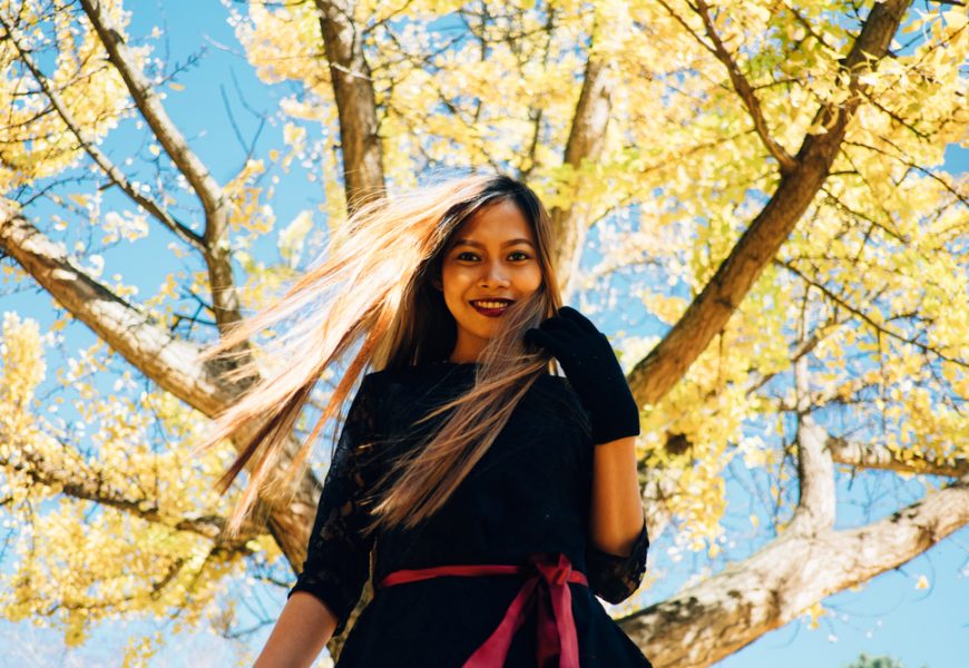 девушка на фоне осеннего дерева