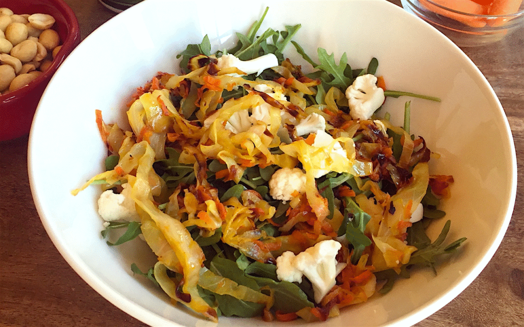 Салат из двух видов капусты и рукколы