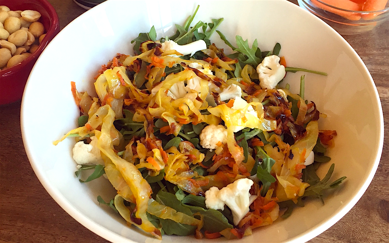 Салат из двух видов капусты и рукколы