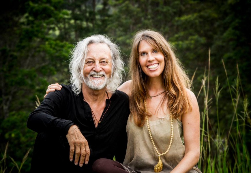 70 лет Митену — музыканту и спутнику прекрасной певицы Дэвы Премал. Поздравляем с днем рождения!