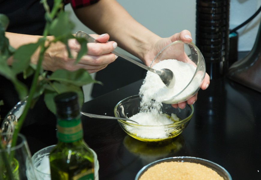 Как сделать сахарный скраб для тела