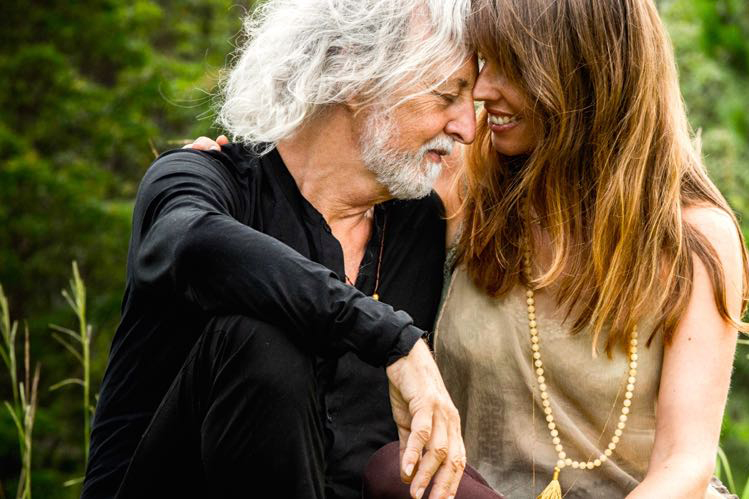 Музыка для вечерней перезагрузки. 5 прекрасных мантр от Дэвы Премал и Митена