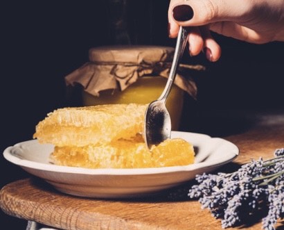 Как обезвредить тараканов сомнения в своей голове и заработать первый миллион в декрете.