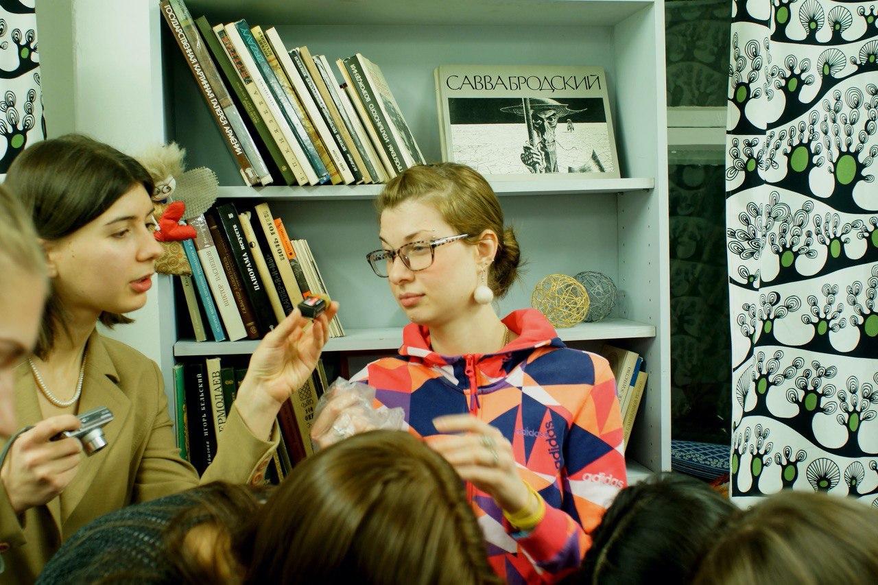 Как две девушки помогли очистить природу от батареек