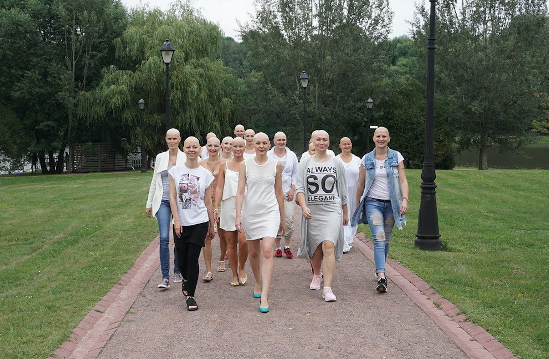 Восемь женщин, или алопетянки всех стран, объединяйтесь