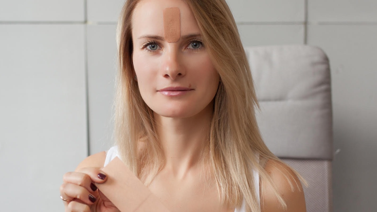 Тейпирование: волшебные ленты для уменьшения морщин