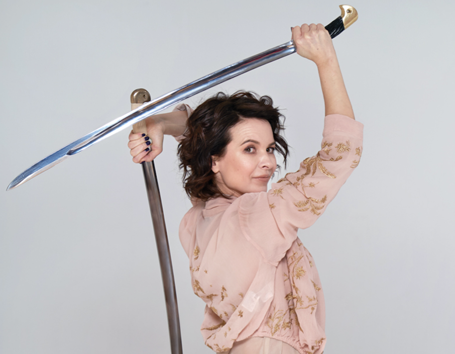 Легкая женщина с шашкой в руке: «Стоять ровно и смотреть прямо»