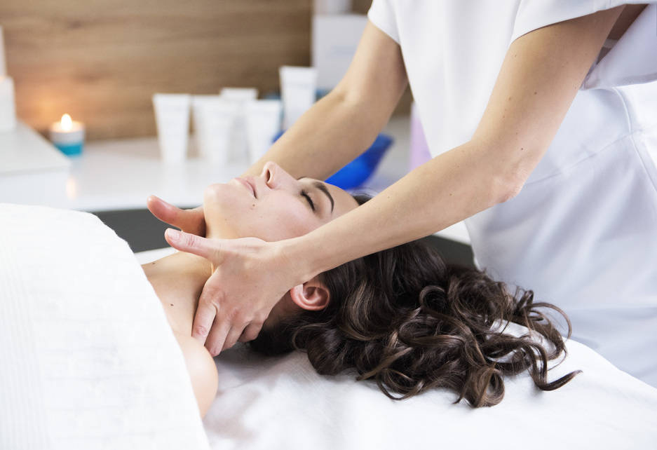 Массаж лица: новые процедуры натуральной красоты против преждевременного старения