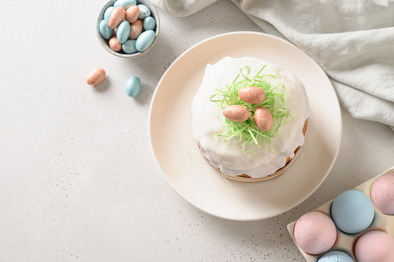 Подготовка к Пасхе: рецепт веган-кулича и эко-краски для яиц