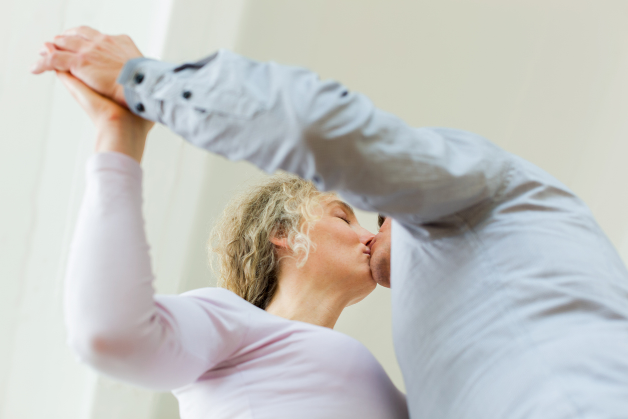 Милфы и молодняк: что вообще творится?