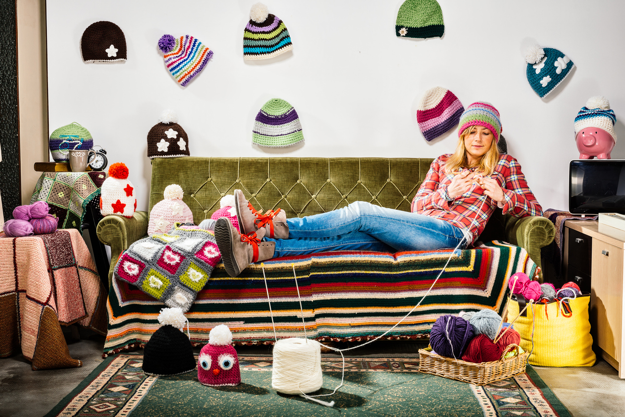 Что происходит, когда мы вышиваем, сажаем бархатцы и красим глиняных котиков