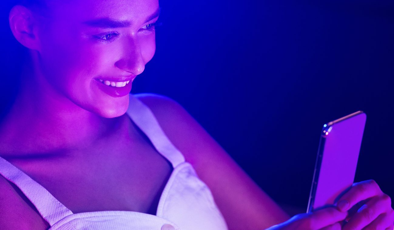 Синий свет: как гаджеты влияют на нашу кожу