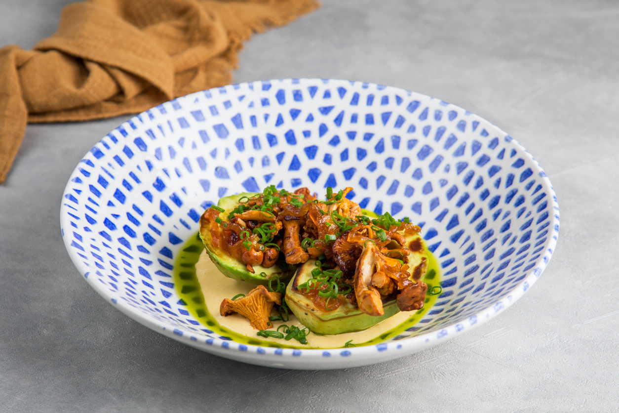 Салат из цукини с лисичками и спаржей