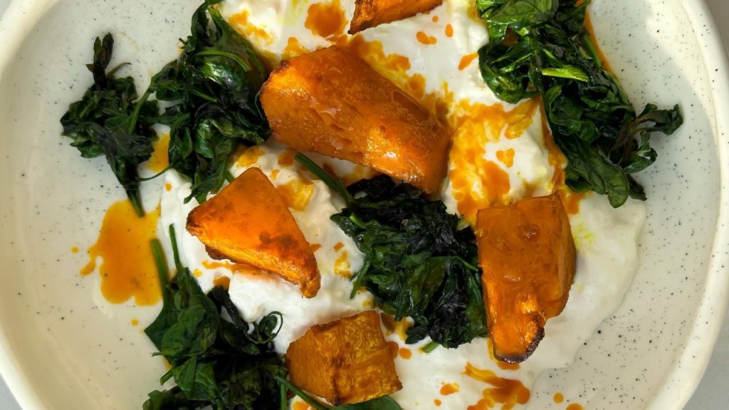 Запеченная тыква со страчателлой и облепиховым соусом