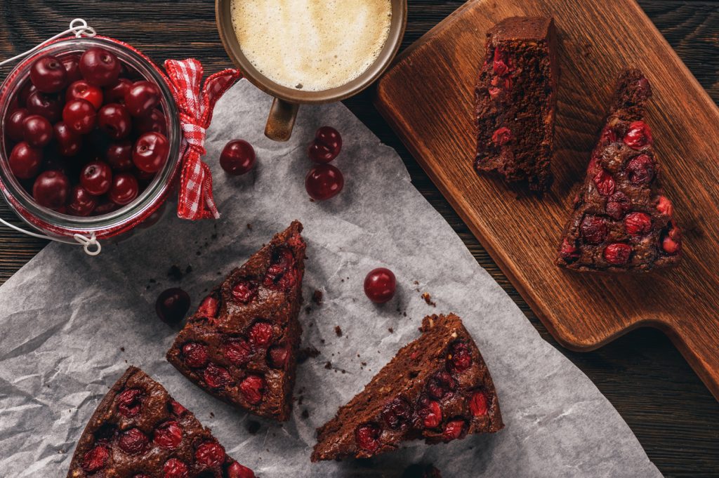 Пирог из рикотты и банана с замороженной вишней