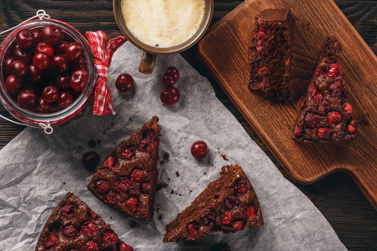 Пирог из рикотты и банана с замороженной вишней