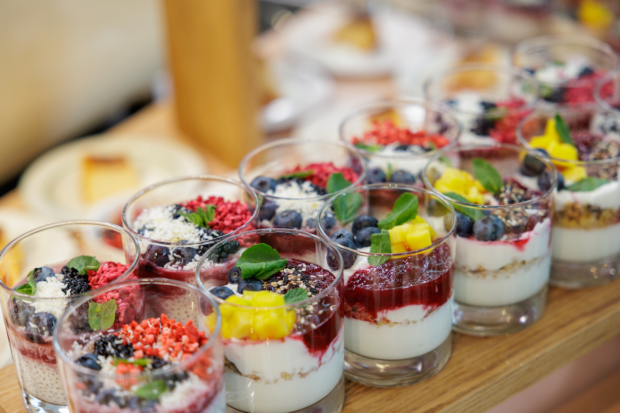 Заряжаем весенним настроением: La Raquette & «Логика молока» представляют энергичное меню от Юли Бордовских